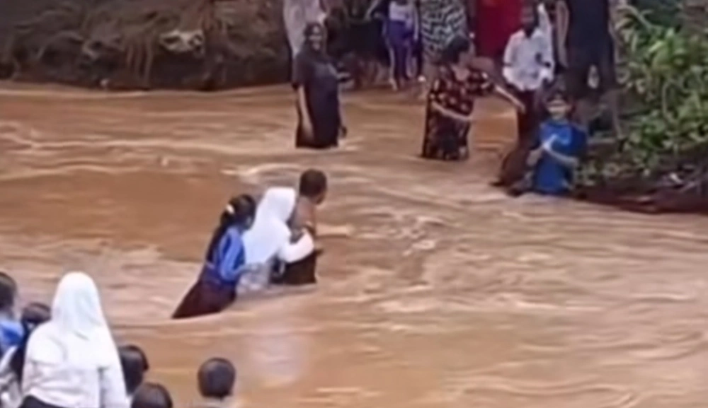 Siswa SD dan SMP di Pandeglang rela bertaruh nyawa demi ke sekolah akibat jembatan putus. (Instagram)