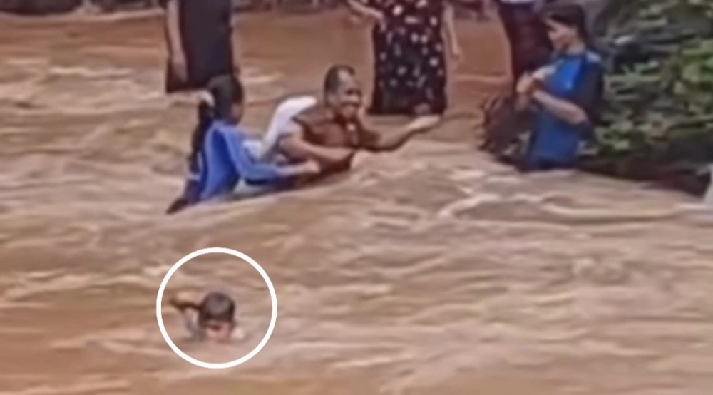 Miris! Siswa di Pandeglang Harus Sebrangi Sungai ke Sekolah