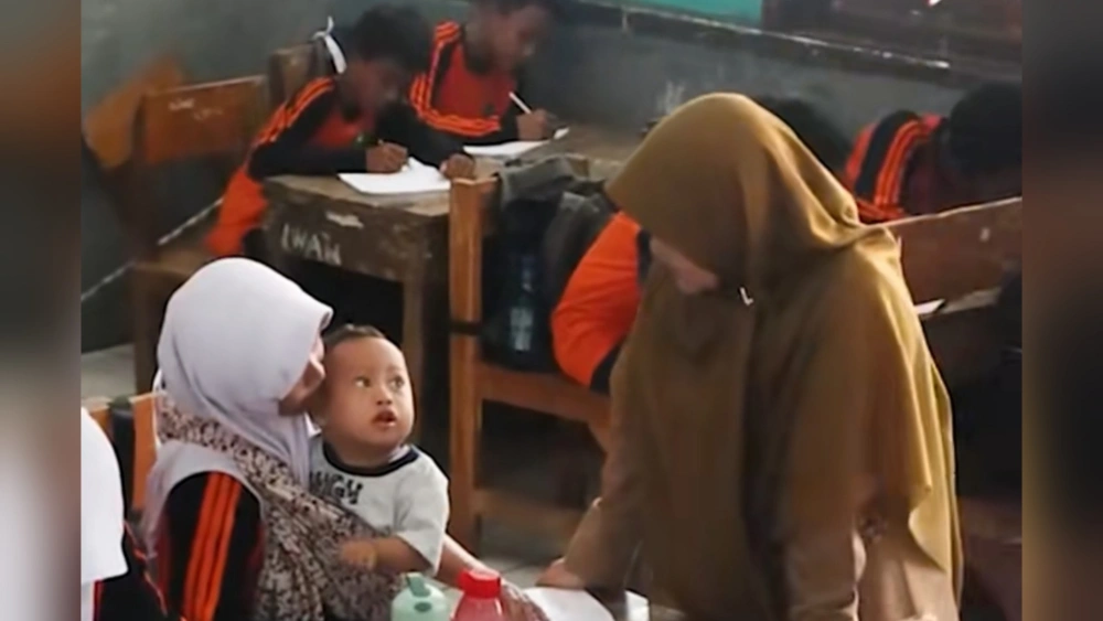 Video Viral Siswi SMP Asuh Adik Sambil Belajar dan Berjualan di Sekolah, Ini Alasannya
