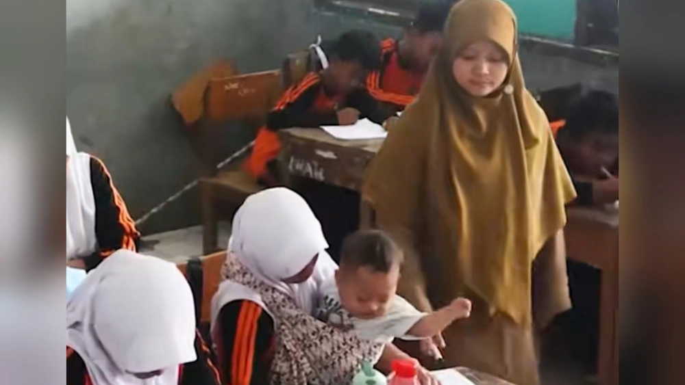 Zulfa menggendong adiknya hingga saat belajar di dalam kelas. (Tiktok)