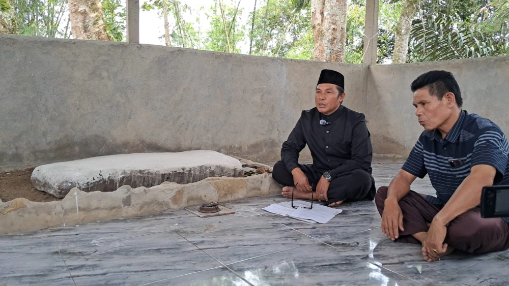 Kades dan Tokoh masyarakat sedang berada di Situs Batu Lebar, Desa Seguring