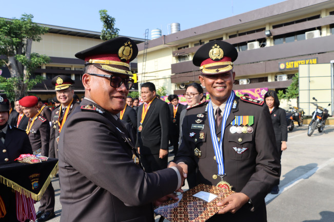 Momen Kapolrestabes Medan memberikan penghargaan. [Istimewa]