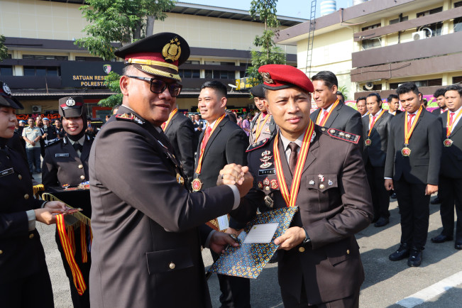 Kapolrestabes Medan memberikan penghargaan. [Istimewa]