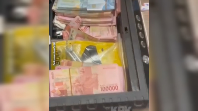 Penampakan tumpukan uang yang disita dari rumah Topan Ginting. [Dok KPK]