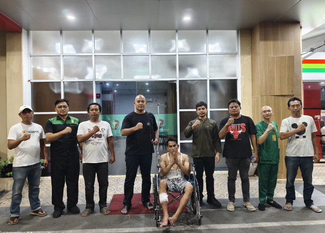 Pelaku memakai kursi roda setelah ditembak polisi. [Istimewa]