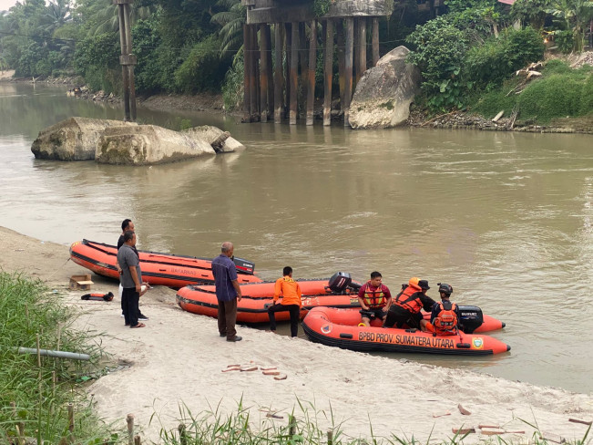 Tim SAR melakukan pencarian terhadap pegawai Kejaksaan Simalungun. [Dok SAR Medan]