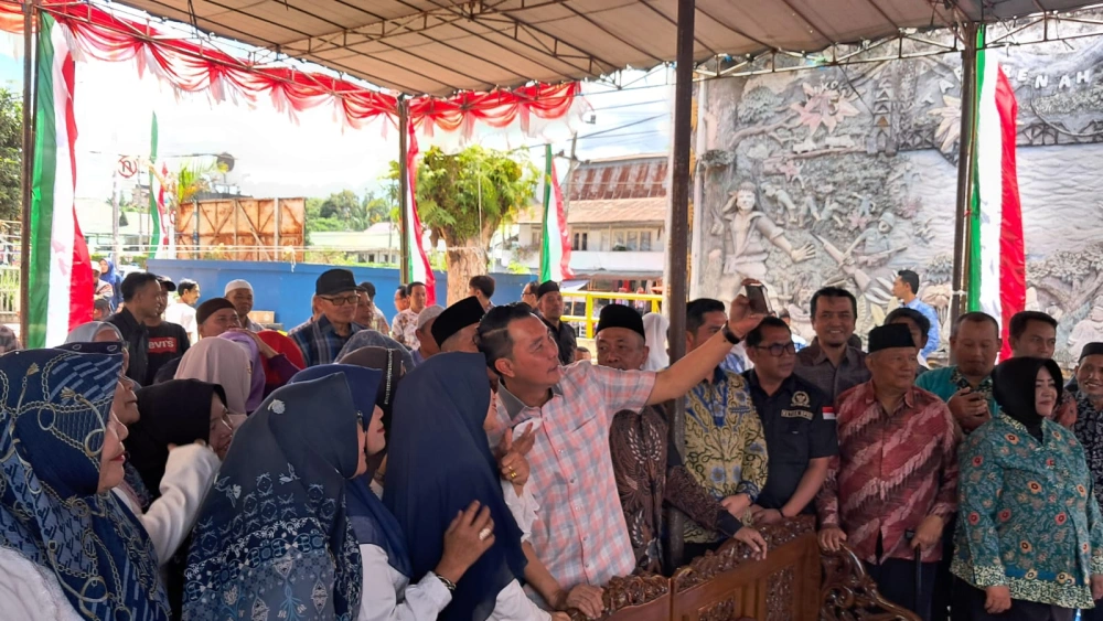 Bupati Rejang Lebong, Muhammad Fikri selfie bersama para pedagang Pasar Bang Mego, Kamis (30/10/2025) [FTNews.co.id/ Habibi Ifriansyah]