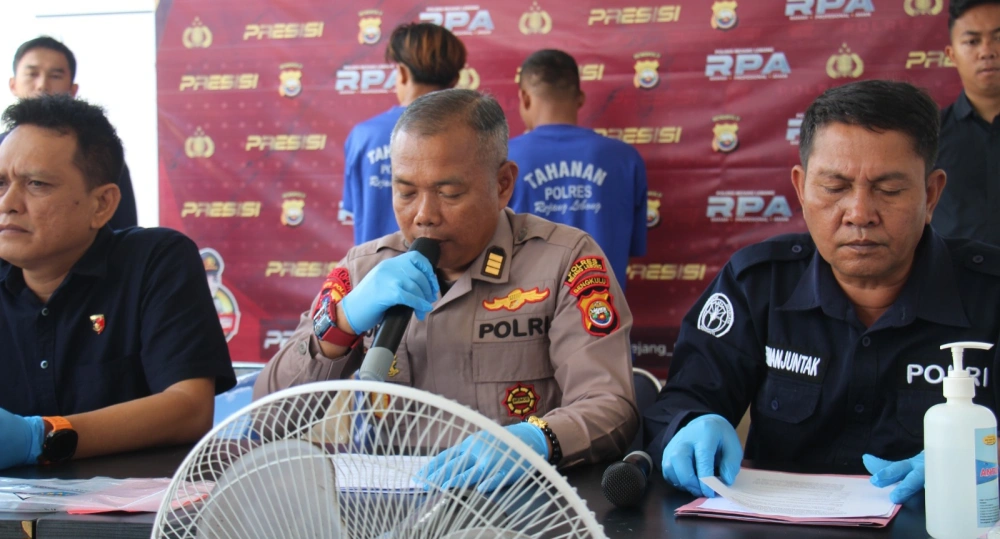 Kabag Ops Polres Rejang Lebong memimpin konferensi pers. [Humas Polres Rejang Lebong]