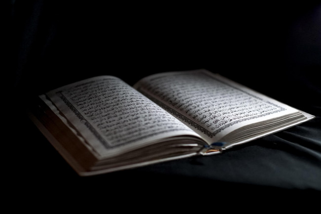 Ilustrasi membaca Al-Quran saat puasa. [Pixabay]