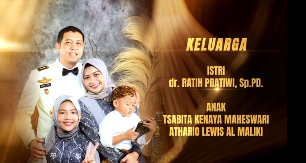 Dandim 0409/Rejang Lebong, Letkol Inf Agung Lewis Oktorado bersama keluarga. [Tangkapan layar profil singkat]