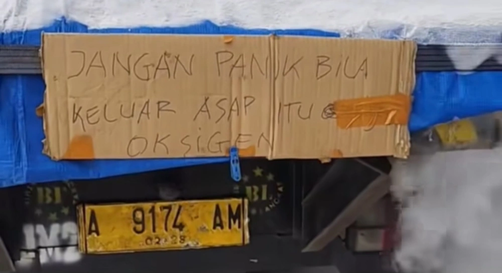 Tulisan bertuliskan 'jangan panik jika keluar asap, itu oksigen' yang berada dibagian belakang truk. [Instagram @Jayalabusel]