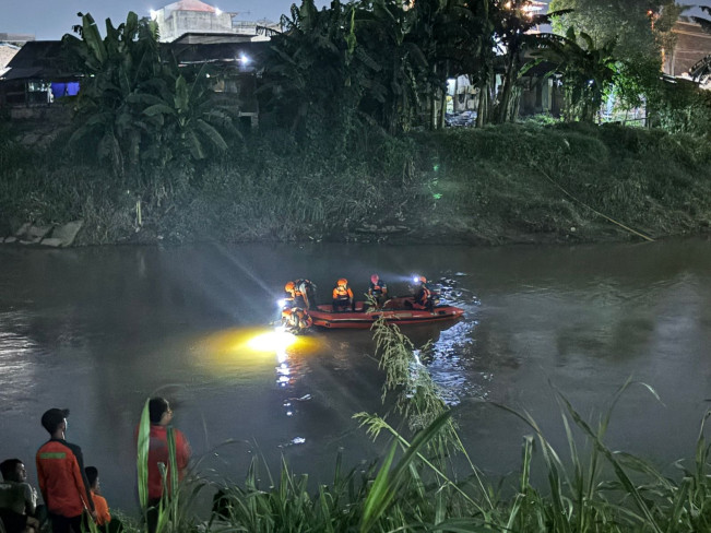 Tim SAR melakukan pencarian terhadap korban. [Istimewa]