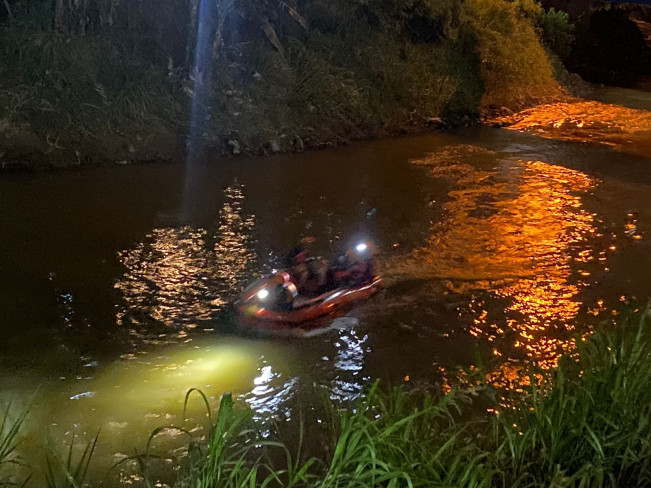 Tim SAR melakukan pencarian hingga malam hari. [Istimewa]