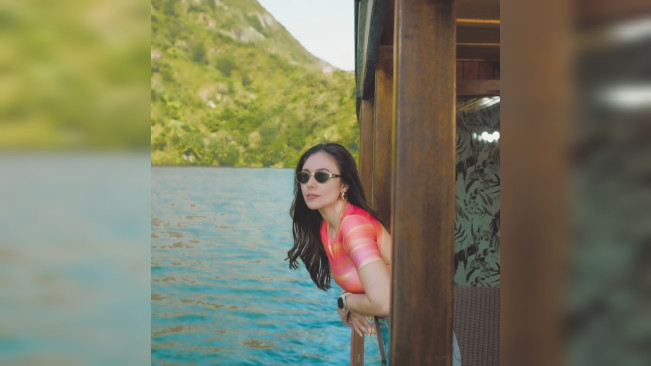 Wulan Guritno menikmati keindahan alam Danau Toba. [Instagram]