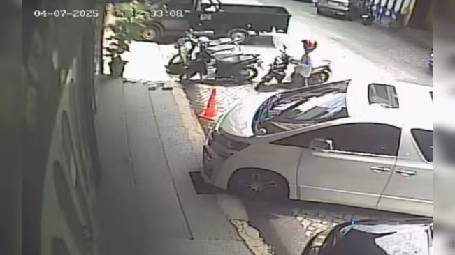 Aksi pelaku mencuri motor terekam kamera CCTV. [Istimewa]