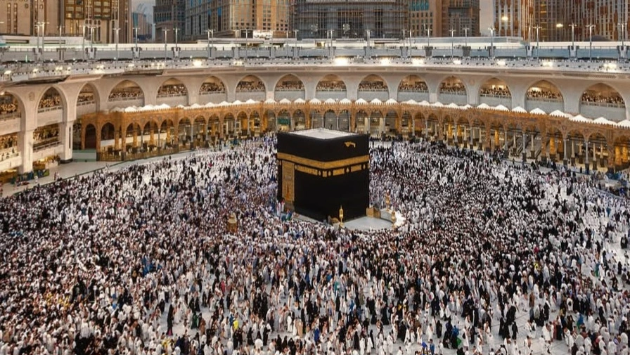 Jemaah tengah menjalankan ibadah mengelilingi ka'ba di tanah suci. [Instagram @wonggresik]
