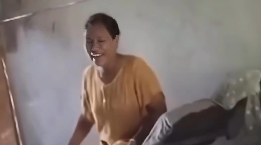 Tangkapan layar video viral dengan narasi emak-emak mendadak jadi zombie saat ditagih hutang. [Instagram @viralin.balikpapan]