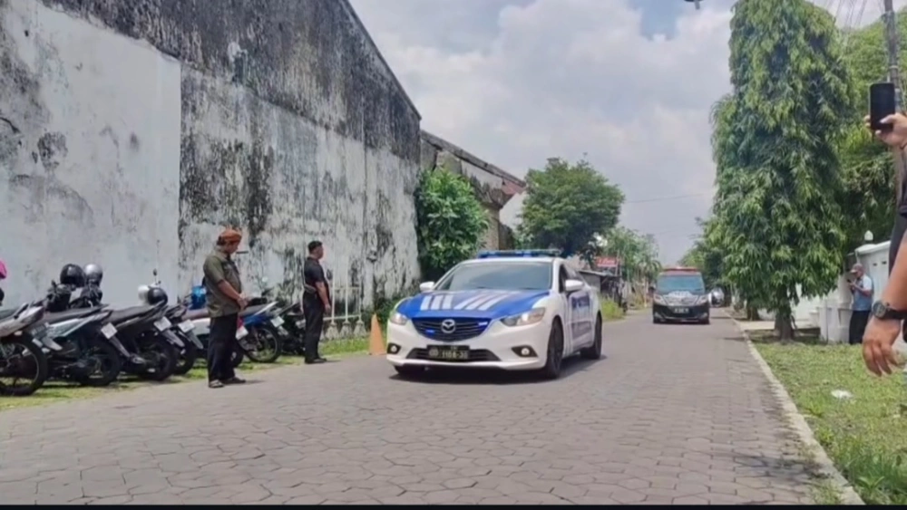 Iring-iringan penjemputan jenazah. [Instragram @polrestasurakarta]