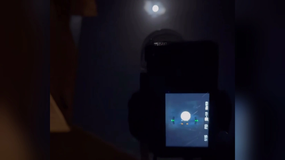 Fenomena langit Supermoon diabadikan menggunakan kamera dslr. [Instagram @astronycc]