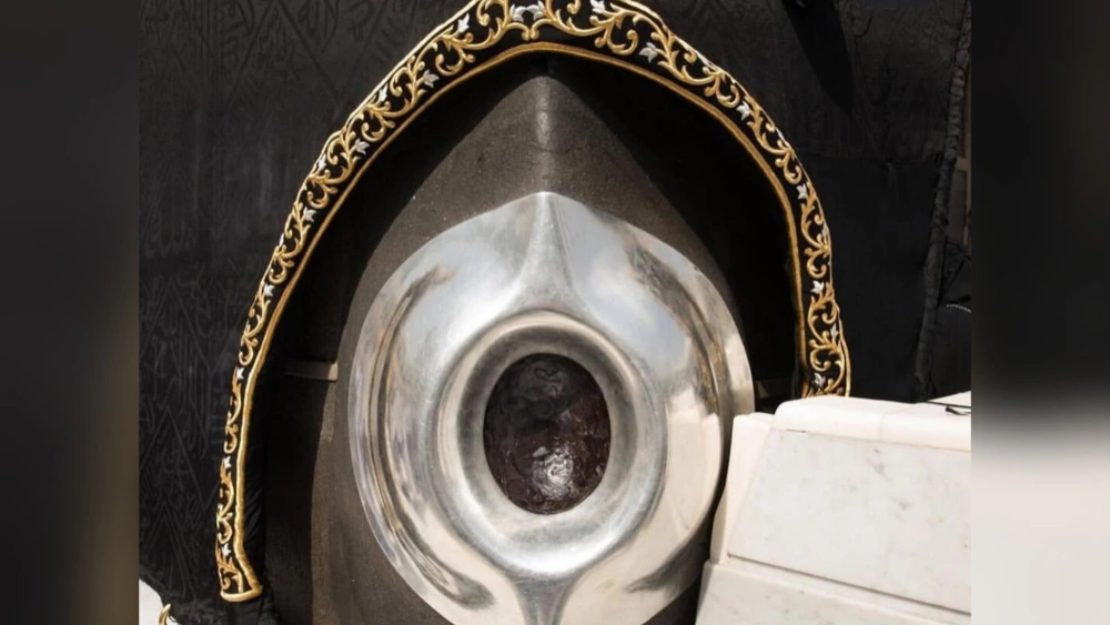 Hajar Aswad, batu yang diyakini telah ada sejak zaman Nabi Ibrahim. [Instagram @mitrakitaumrah]