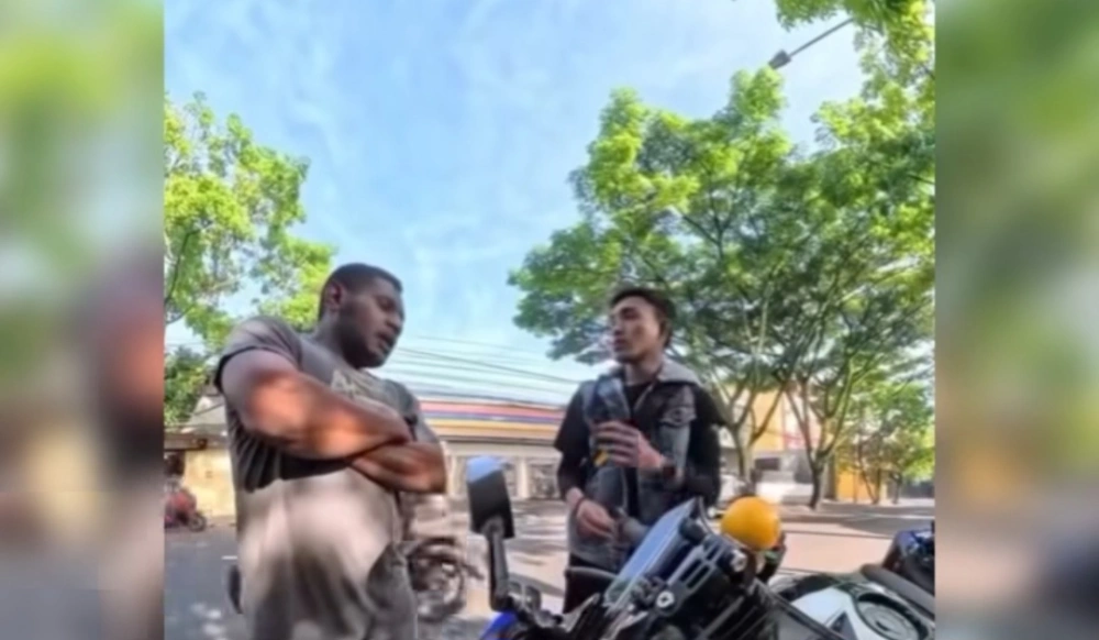 Pria tersebut mencoba menjelaskan agar tidak terjadi kesalahpahaman. [Instagram @folkshit]