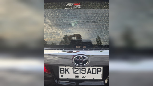 Mobil anggota DPRD Sumut dirusak OTK. [Istimewa]