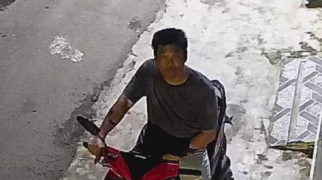 Wajah pelaku pencurian terekam kamera CCTV. [Istimewa]