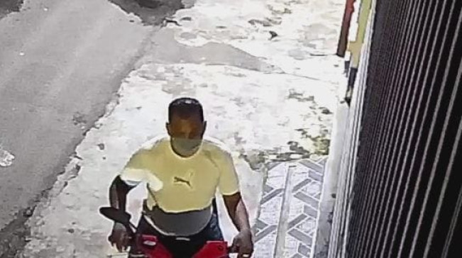 Salah seorang pelaku pencurian terekam CCTV. [Istimewa]