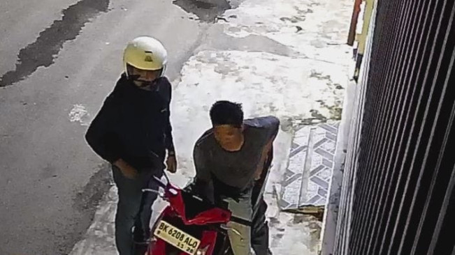 Terekam CCTV, Aksi Maling di Medan Sikat 2 Sepeda Motor