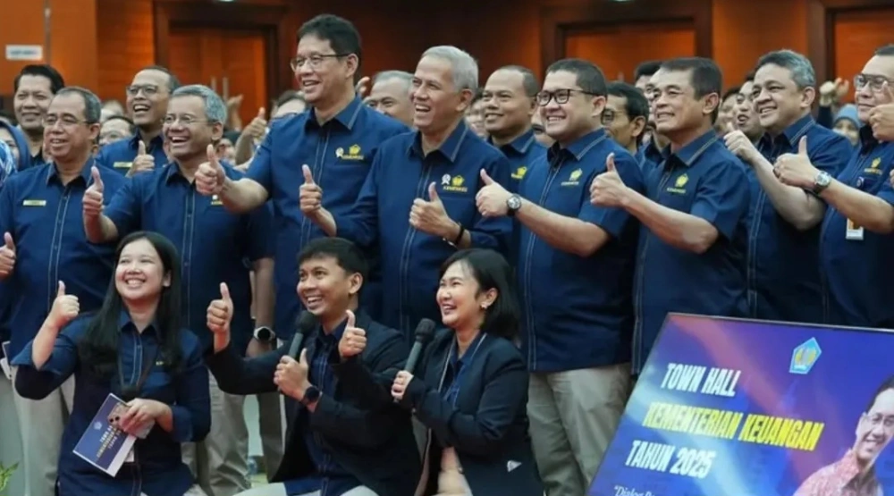 Menteri Keuangan RI, Purbaya Yudhi Sadewa bersama jajaran Kemenkeu. [Instagram @purbayayudhi_official]