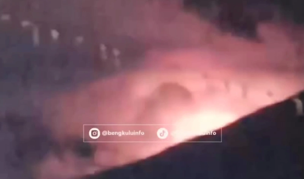 Dentuman dan cahaya misterius di Bengkulu pada 3 November 2025. [Instagram]