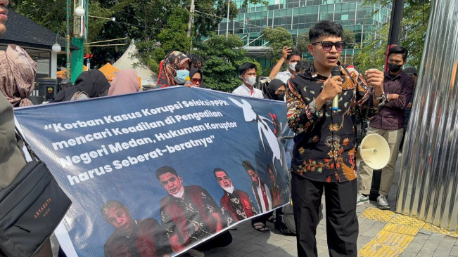 Guru honorer menggeruduk PN Medan, minta terdakwa dihukum seberat-beratnya. [Istimewa]