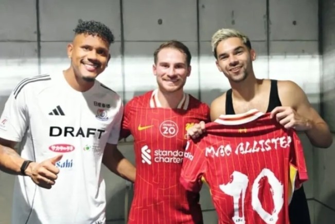 Ada Sosok Wataru Endo di Balik Momen Pertukaran Jersey Sandy Walsh dan Mac Allister