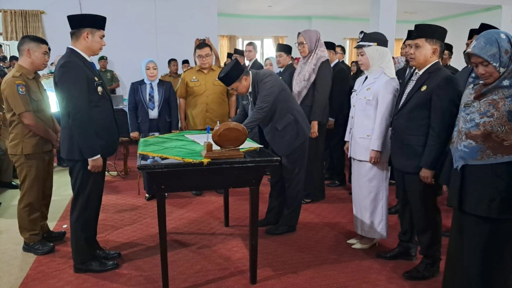 Penandatanganan berita acara pelantikan. [Habibi Ifriansyah/ FTNews.co.id]