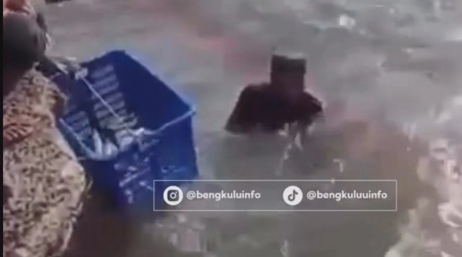 Nelayan berusaha menyelamatkan hasil tangkapan. [Instagram @bengkuluinfo]