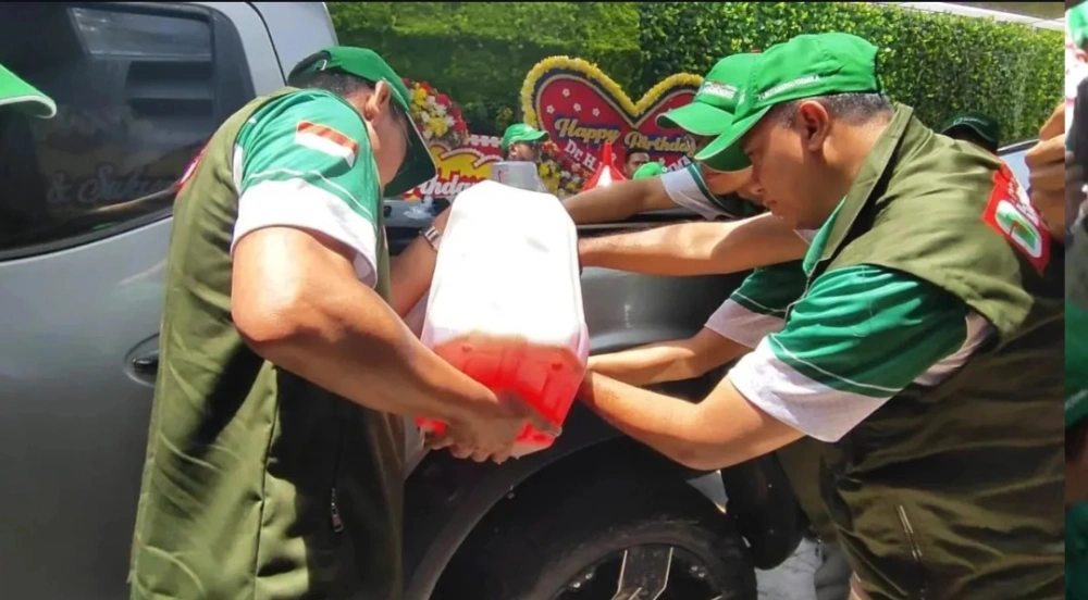 Menuangkan Bobibos ke tangki kendaraan.  [Instagram @kangmulyadi70]