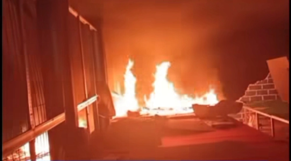 Waterpark Hingga Mess Diduga Milik Anggota DPRD Dibakar Massa Pasca 6 Nelayan Ditangkap di Sumenep