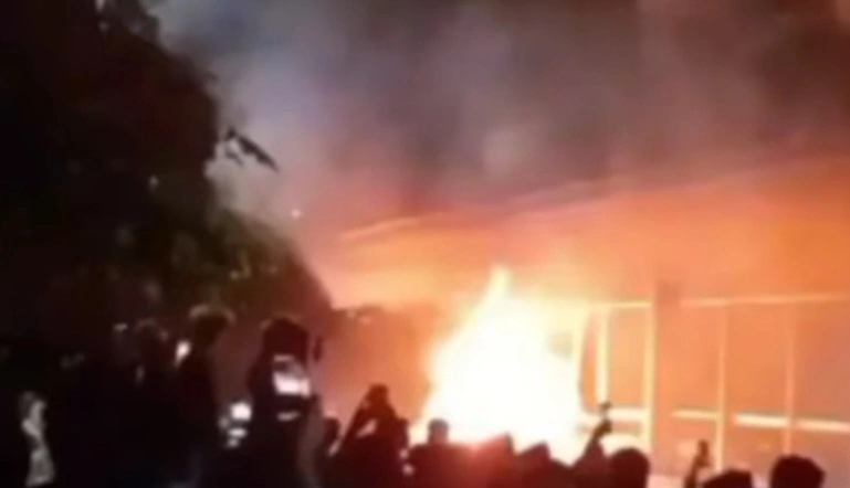 Mess diduga milik Anggota DPRD Sumenep ikut dibakar massa. [Instagram]