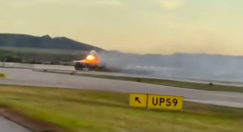 Detik-detik Pesawat Kargo UPS Jatuh dan meledak di bandara saat hendak lepas landas.  [Instagram @aviatime]