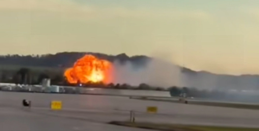 Pesawat Kargo UPS jatuh dan meledak di Louisville. [Instagram @aviatime]