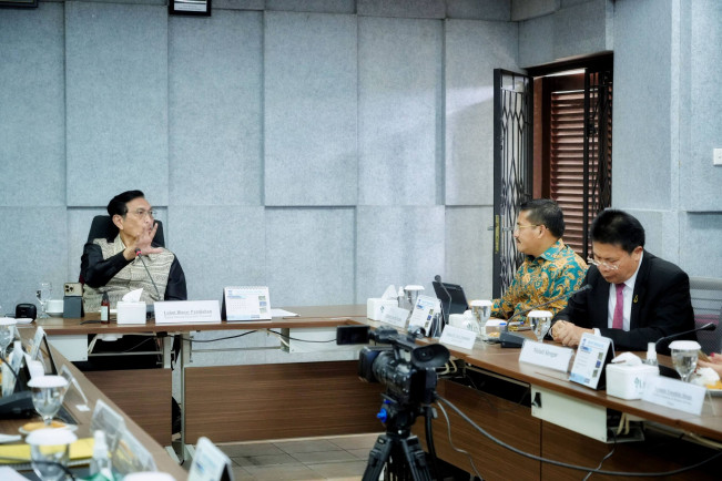 Luhut Binsar Panjaitan menggelar rapat bahas KEK Danau Toba. [Istimewa]