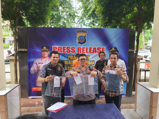Polisi menunjukan barang bukti yang diamankan dari tangan pelaku. [Istimewa]