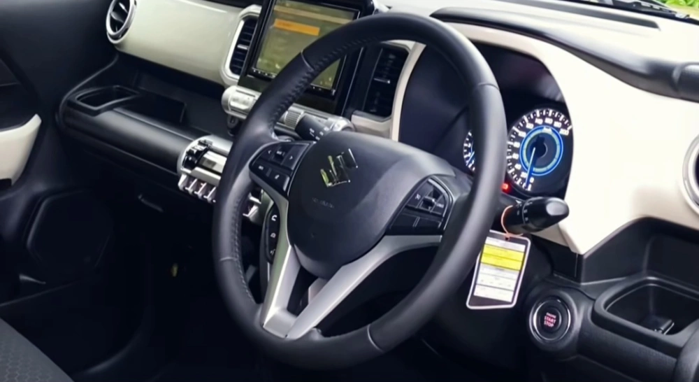 Bagian setir Suzuki XBee memiliki tampilan yang super keren dan bikin nyaman.  [Instagram @carz.lk]