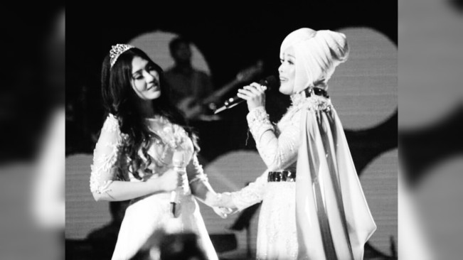 Yunita Ababiel menyanyi bersama Via Vallen. [Instagram]