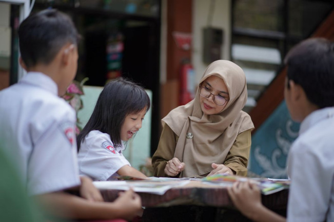 Guru dan siswa SD. [Kemendikbud/IG @guru_esdeh]
