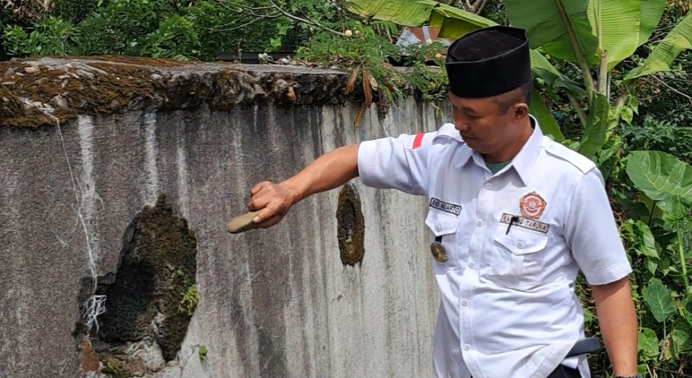 Tembok kokoh bekas peninggalan Rumah Sakit Paruh Belanda di Rejang Lebong. [Habibi Ifriansyah/ FTNews.co.id]
