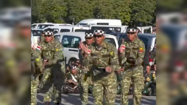 Satgas Patriot II TNI tari pacu jalur. [TikTok]