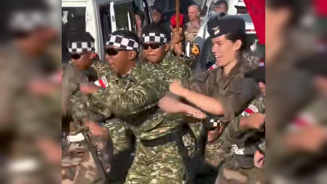 Keakraban prajurit TNI dan Prancis. [Istimewa]