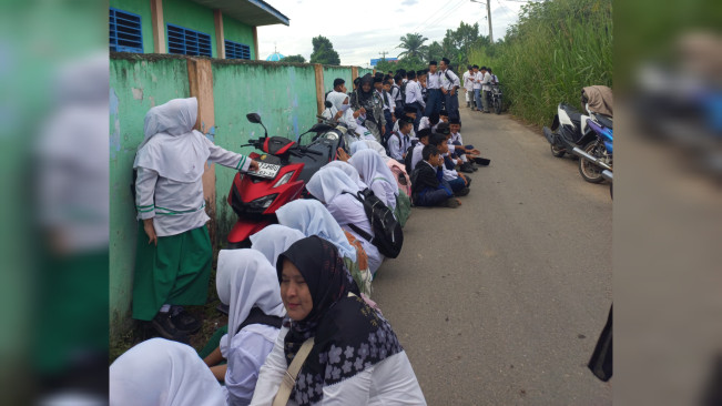 Pemkab Deli Serdang Gembok Sekolah Al-Wasliyah, Siswa Belajar di Tepi Jalan