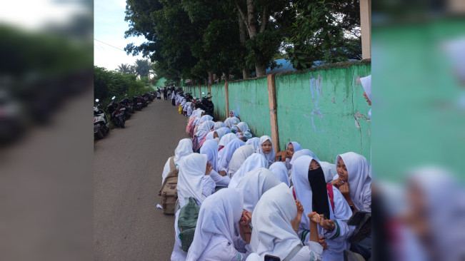 Pilu pelajar Mts Al-Wasliyah Deli Serdang belajar di tepi. [Istimewa]